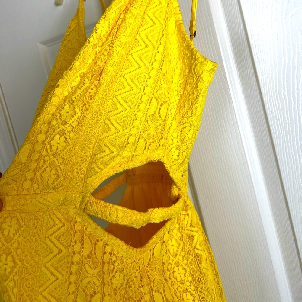 Yellow Lace Hollister Dress with Side Cut Outs - Picture 4 of 12